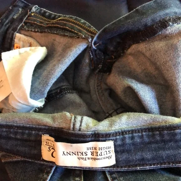 Abercrombie & Fitch Super Skinny High Rise Jeans. Size: 2s - Picture 11 of 12